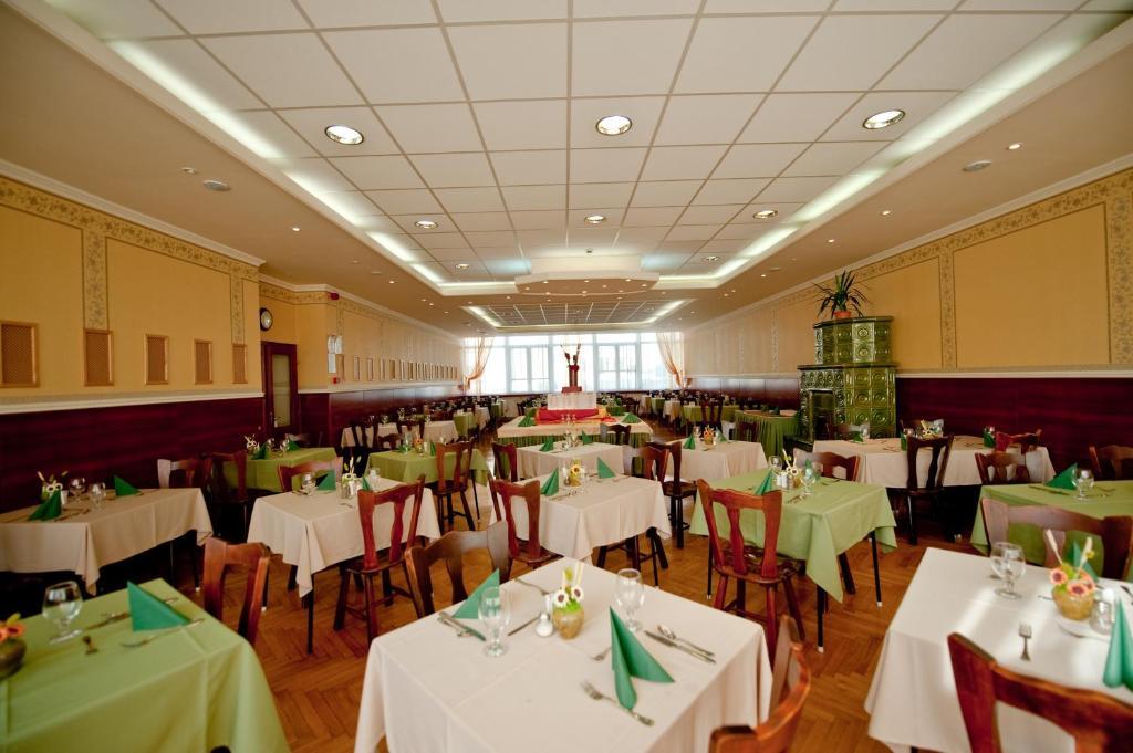 In Hotel Hajdúszoboszló Εξωτερικό φωτογραφία