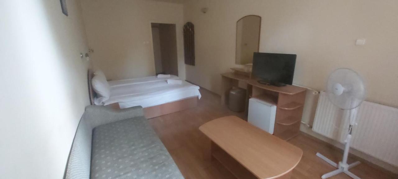 In Hotel Hajdúszoboszló Εξωτερικό φωτογραφία
